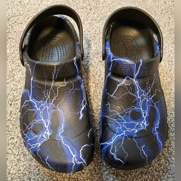 CROCS BISTRO Black and Blue Lightning Clogs SLIP RESISTANT M8 W10 - Picture 1 of 6